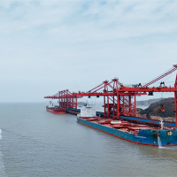 全球首次！兩艘40萬噸礦船同時靠寧波舟山港